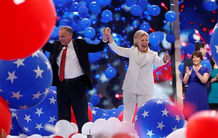 La candidata presidencial Hillary Clinton junto a su compañero de fórmula, Tim Kaine, en la recién concluida convención demócrata en Filadelfia. (EFE)