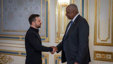 En esta foto proporcionada por el servicio de prensa del presidente de Ucrania el 21 de octubre de 2024, el secretario de Defensa de Estados Unidos, Lloyd Austin, a la derecha, y el presidente de Ucrania, Volodimir Zelenski, se dan la mano durante su reunión en Kiev, Ucrania.&nbsp;