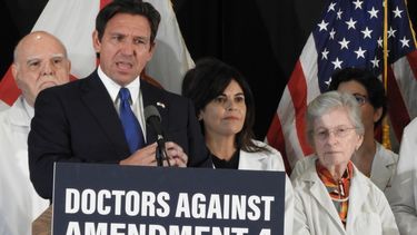 Ron DeSantis, gobernador de Florida, junto a los galenos que se oponen a la Enmienda 4&nbsp;