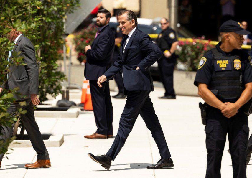 Hunter Biden, hijo del presidente Joe Biden, sale del edificio federal J. Caleb Boggs en Wilmington, Delaware, el 26 de julio de 2023.