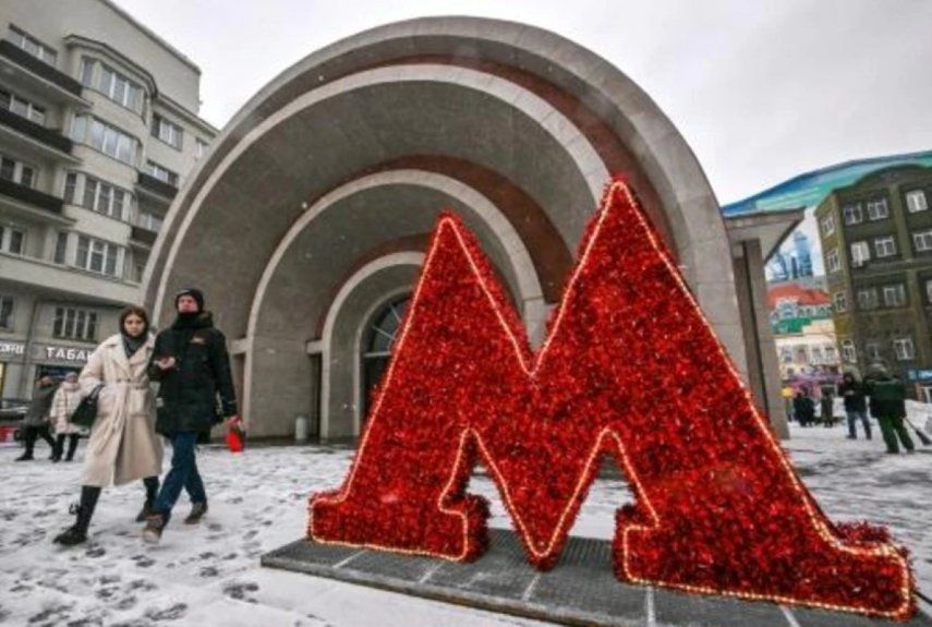 Peatones pasan frente a una entrada del metro decorada con motivos alusivos a la Navidad y Año Nuevo en el centro de Moscú, el 28 de diciembre de 2022.