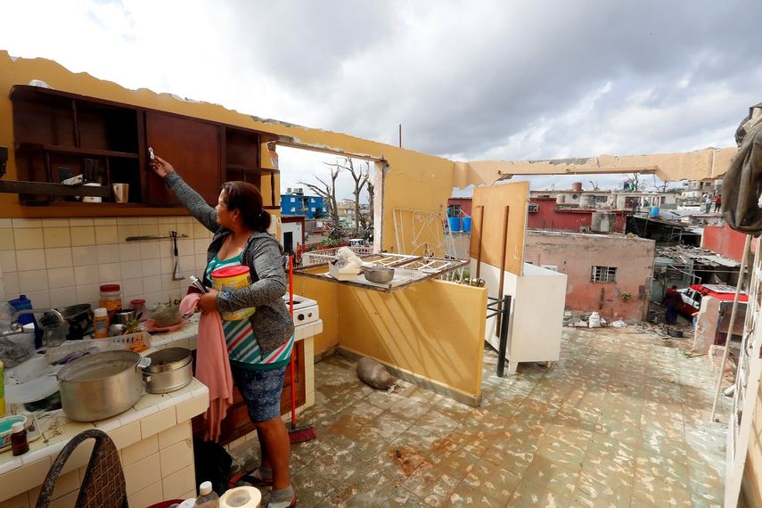 Una mujer permanece dentro de su casa, que quedó sin techo en el municipio de Regla, tras el paso de un fuerte tornado entre la noche del domingo y la madrugada del lunes 28 de enero de 2019 por La Habana.