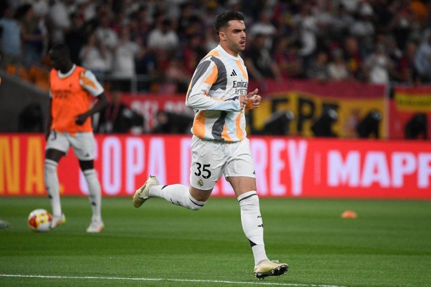 El defensor español del Real Madrid, Raúl Asencio, calienta antes de un partido, el 26 de abril de 2025.