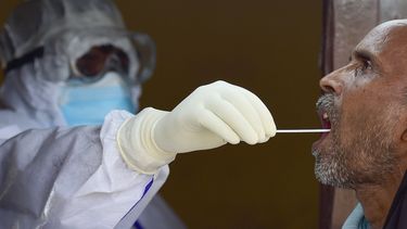 Un funcionario de salud toma una muestra de un hisopo de un hombre para detectar el coronavirus COVID-19 en un punto de prueba en Allahabad el 7 de agosto de 2020. El recuento de casos de coronavirus oficial de la India alcanz&oacute; los dos millones el 7 de agosto, duplic&aacute;ndose en tres semanas a medida que la pandemia se extiende en ciudades m&aacute;s peque&ntilde;as y &aacute;reas rurales, con expertos advirtiendo que el costo real podr&iacute;a ser mucho mayor.