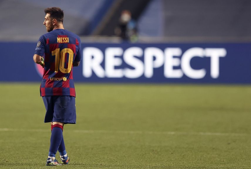 Lionel Messi abandona la cancha tras la goleada que sufrió su Barcelona ante el Bayern Múnich en los cuartos de final de la Liga de Campeones, el viernes 14 de agosto de 2020.
