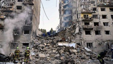 Rescatistas ucranianos realizan labores de búsqueda y rescate en un edificio residencial gravemente dañado tras el ataque con misiles rusos en Kiev el 17 de junio de 2025, en medio de la invasión rusa de Ucrania.  