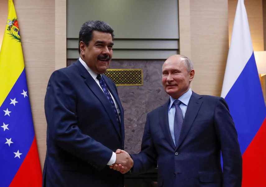 Desde un primer momento el presidente ruso, Vladímir Putin, apoyó a Nicolás Maduro, ante lo que llamó injerencia destructiva de EEUU y abogó por el diálogo para solucionar la crisis en el país latinoamericano.