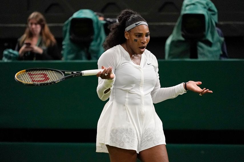 Serena Williams reacciona al perder contra la francesa Harmony Tan en primera ronda de Wimbledon&nbsp;