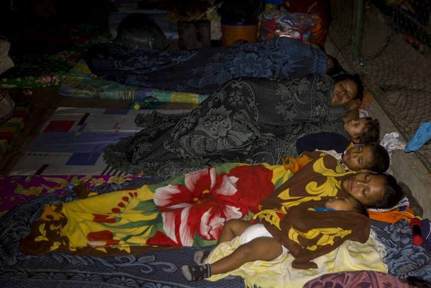 Varias familias duermen en un albergue, durante la llegada del huracán Otto al sur del país, en el municipio de Cárdenas, fronterizo con Costa Rica