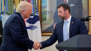 El presidente Donald Trump estrecha la mano del recién juramentado secretario de Seguridad Nacional, Markwayne Mullin, en la Oficina Oval de la Casa Blanca en Washington, DC, el 24 de marzo de 2026.