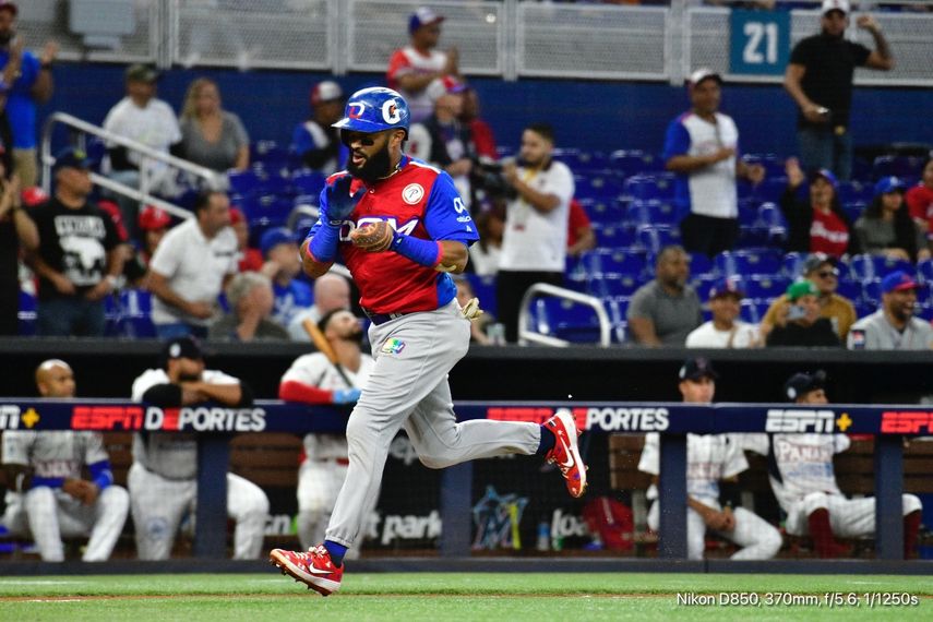 El veterano Emilio Bonifacio, jugador de los Tigres de Licey (República Dominicana), celebra mientras llega a home en el encuentro de semifinal de Serie del Caribe ante los Federales de Chiriquí (Panamá) el 8 de febrero de 2024 en el LoanDepot Park de Miami