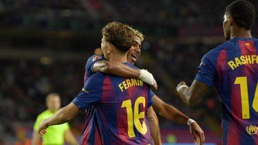 El delantero del Barcelona, Lamine Yamal (nº 10), celebra el primer gol de su equipo junto al centrocampista Fermín López (nº 16) y el atacante Marcus Rashford (nº 14) durante un partido de LaLiga contra el Elche CF en el Estadio Olímpico Lluís Companys de Barcelona, el 2 de noviembre de 2025.