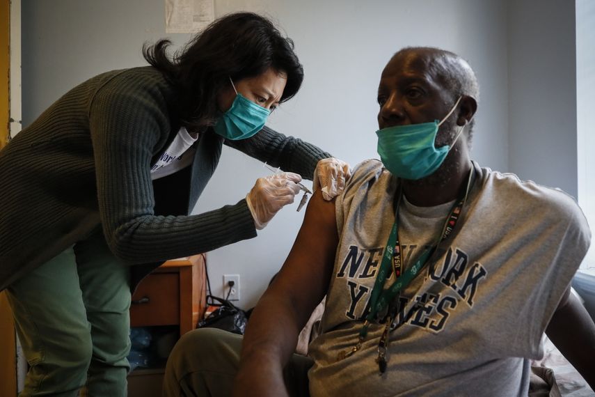 La doctora Jeanie Tse, directora m&eacute;dica del Institute for Community Living, inyecta una medicaci&oacute;n antipsic&oacute;tica en el brazo de Eugene, de 67 a&ntilde;os, en su habitaci&oacute;n de las Eastern Parkway Residences, el mi&eacute;rcoles 6 de mayo de 2020 en el barrio neoyorquino de Brooklyn, Estados Unidos.&nbsp;