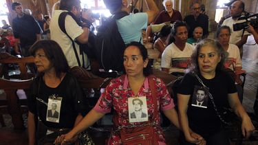 Un grupo de familiares de víctimas de Pinochet se encadenaron el jueves, a los bancos de la Catedral de Santiago de&nbsp;Chile, en rechazo a la petición de perdón que harán este viernes antiguos represores de la dictadura, considerada por ellos una puesta en escena para conseguir rebajas carcelarias