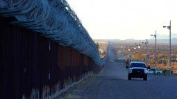 Un vehículo de la Patrulla Fronteriza de EEUU conduce a lo largo del muro fronterizo con México, en Arizona.&nbsp;