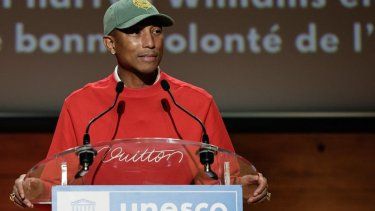 El rapero, productor y diseñador de moda estadounidense Pharrell Williams pronuncia un discurso antes de una proyección especial de su película Piece by Piece durante su nominación como Embajador de Buena Voluntad de la UNESCO para las Artes, la Educación y el Emprendimiento, en la sede de la UNESCO, en París, el 17 de diciembre de 2024.&nbsp;