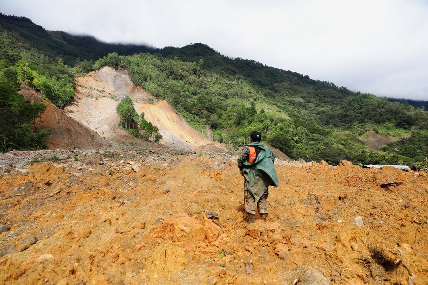 Un miembro de un equipo de rescate busca sobrevivientes en una zona donde se produjo un deslizamiento de tierra masivo por las lluvias ocasionadas por el paso de la tormenta Eta en la aldea de Queja, en Guatemala, el sábado 7 de noviembre de 2020