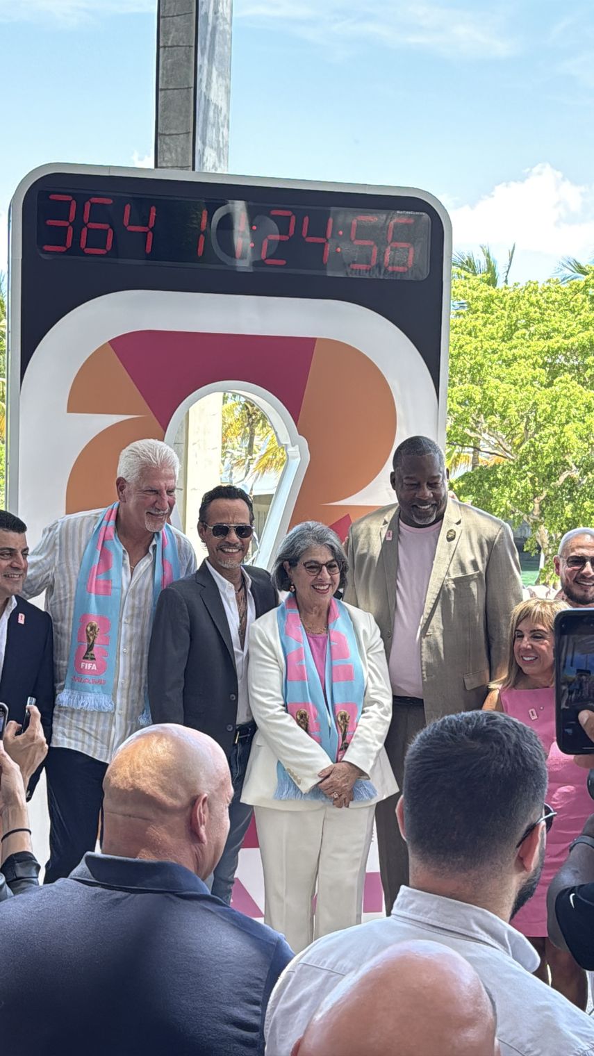 Marc Anthony junto a la alcaldesa Daniella Levine Cava, bajo el cronómetro regresivo. Marc Anthony junto a la alcaldesa Daniella Levine Cava, bajo el cronómetro regresivo.