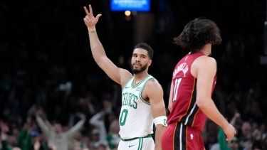 El alero de los Celtics de Boston Jayson Tatum (0) celebra frente al armador mexicano del Heat de Miami Jaime Jaquez Jr. (11), durante la primera mitad del Juego 1 de la serie de primera ronda de postemporada de la NBA, el domingo 21 de abril de 2024, en Boston.&nbsp;