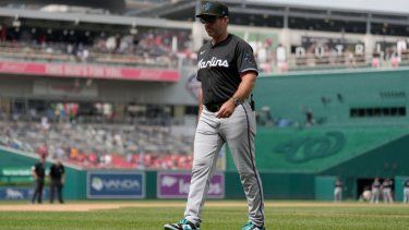 El dirigente de los Marlins de Miami, Clayton McCullough, camina de vuelta al dugout durante un compromiso, el 14 de junio de 2025.