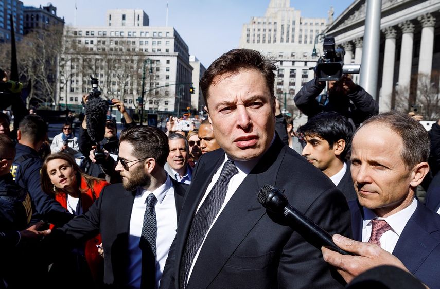 El CEO de Tesla, Elon Musk, responde a los medios tras una audiencia por una demanda presentada en su contra por la Comisión de Valores de EEUU (SEC) ante el Tribunal Federal en Nueva York.