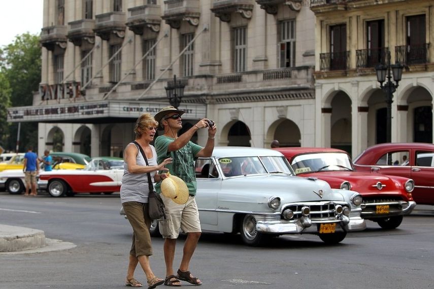 Una pareja de turistas camina por una calle de La Habana. EFE / Alejandro Ernesto