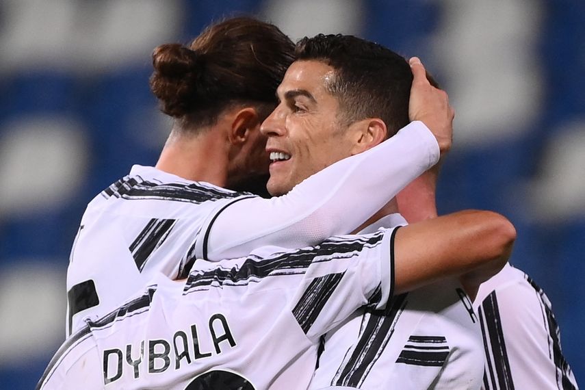 El delantero portugués de la Juventus, Cristiano Ronaldo, es felicitado por sus compañeros de equipo tras anotar su gol 100 con el club