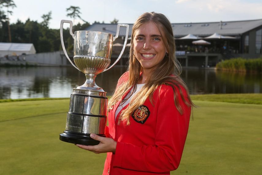Imagen facilitada por la Asociación Europea de Golf que muestra a la golfista española&nbsp;Celia&nbsp;Barquín&nbsp;con el trofeo del Campeonato de Europa Individual Femenino en el Penati Golf Club en Eslovaquia el 28 de julio de 2018.&nbsp;