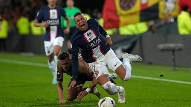 Kylian Mbappé, del PSG, recibe falta de Jonathan Gradit, del Lens, en el partido de la Liga Uno de fútbol de Francia en estadio Bollaert, en Lens, Francia, el domingo 1 de enero de 2023.&nbsp;