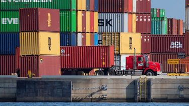 Un camión sale con mercancías de un puerto en EEUU.