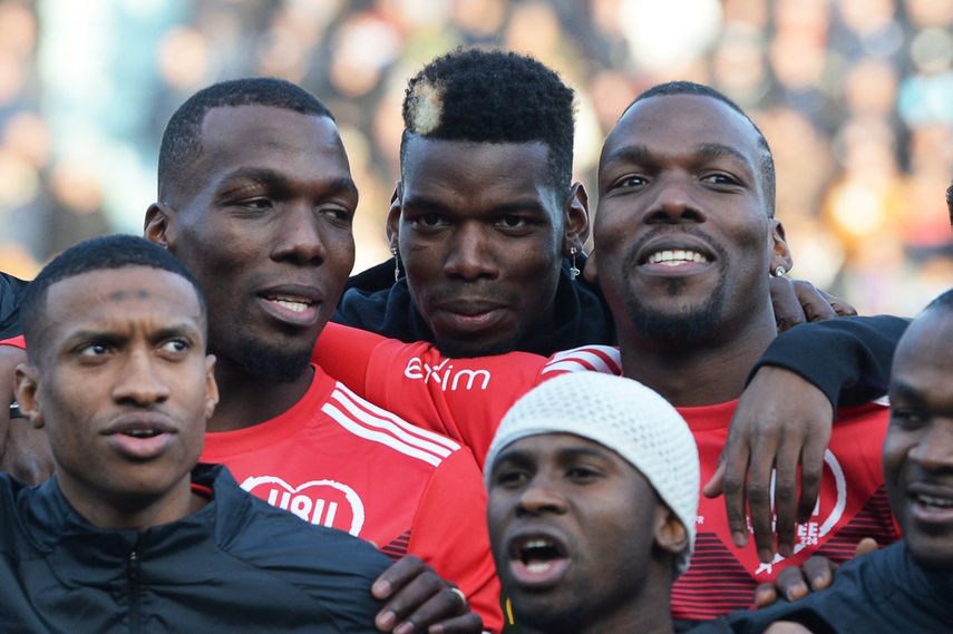 El francés Paul Pogba junto a sus hermanos durante una presentación en el Manchester United en 2019