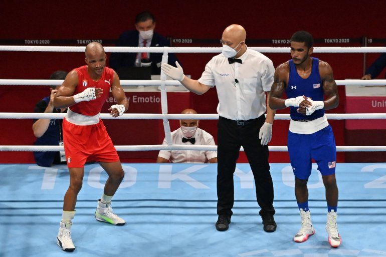 El cubano Roniel Iglesias celebra después de ganar contra el estadounidense Delante Marquis Johnson en la pelea de cuartos de final de su welter masculino (63-69 kg) durante los Juegos Olímpicos de Tokio 2020