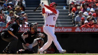 Shohei Ohtani, derecha, de los Angelinos de Los Ángeles, batea un cuadrangular solitario mientras que Gabriel Moreno, dentro, receptor de los Diamondbacks de Arizona, y el umpire del plato, Doug Eddings, observan durante la octava entrada del juego de béisbol, el domingo 2 de julio de 2023, en Anaheim, California.&nbsp;
