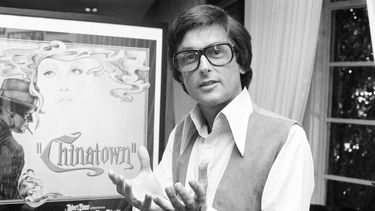 El jefe de producción de Paramount Pictures Robert Evans habla sobre la película Chinatown en su oficina en Beverly Hills, California. 