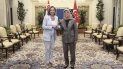 En esta imagen proporcionada por el Ministerio singapurense de Comunicaciones e Información, la presidenta de la Cámara de Representantes de Estados Unidos, Nancy Pelosi, a la izquierda, y la presidenta de Singapur, Halimah Yacob, se estrechan la mano en el Palacio de Istana, el lunes 1 de agosto de 2022.