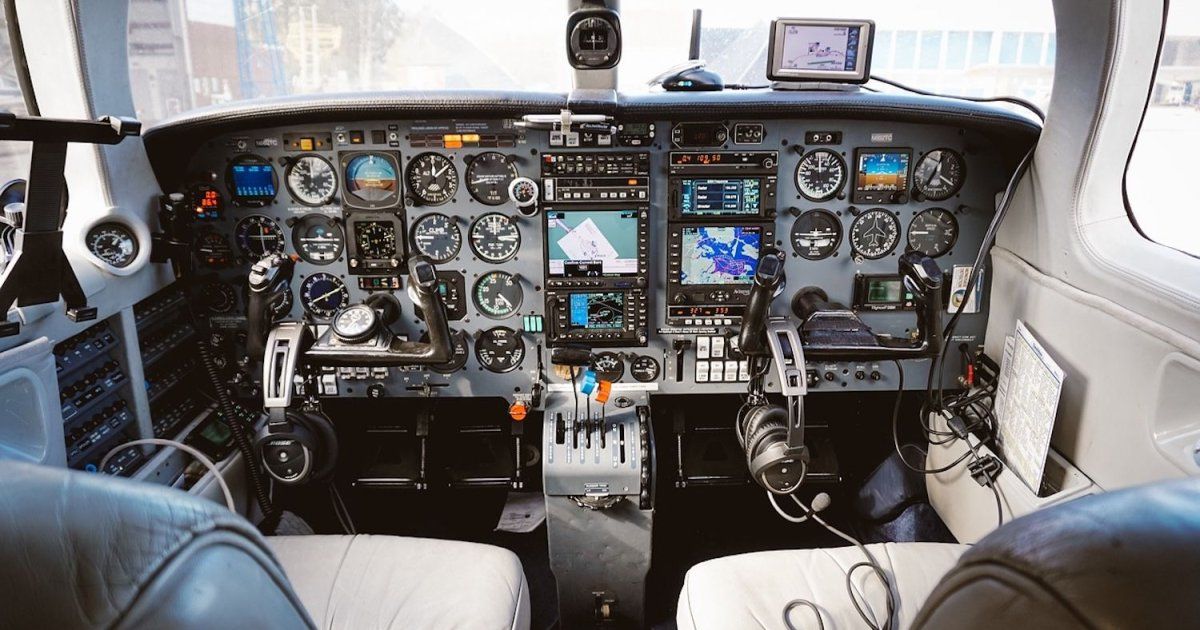 La controversia en torno al avión N18RU y su conexión con CPAC Argentina