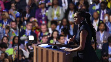 La ex primera dama estadounidense Michelle Obama habla el segundo día de la Convención Nacional Demócrata (DNC) en el United Center en Chicago, Illinois, el 20 de agosto de 2024.&nbsp;