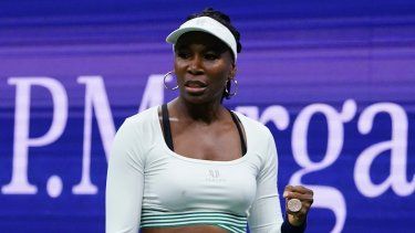 Venus Williams, de Estados Unidos, reacciona durante su partido de primera ronda de dobles con Serena Williams, en contra de Lucie Hradecka y Linda Noskova, de la República Checa, en el Abierto de Estados Unidos, el 1 de septiembre de 2022, en Nueva York. Williams recibió una entrada vía wild-card en el Abierto de Australia, para jugarlo en enero de 2023, 25 años después de jugar por primera vez el Grand Slam&nbsp;