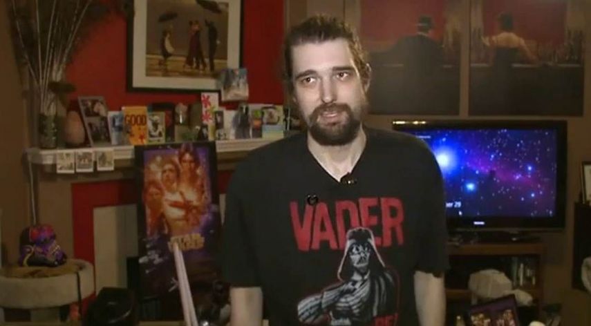 Daniel Fleetwood, residente en la localidad texana de Spring, pudo ver en primicia el jueves de la semana pasada el último filme de la saga Star Wars, The Force Awakens, que está previsto que llegue a las salas de cine en diciembre. (Captura de vid