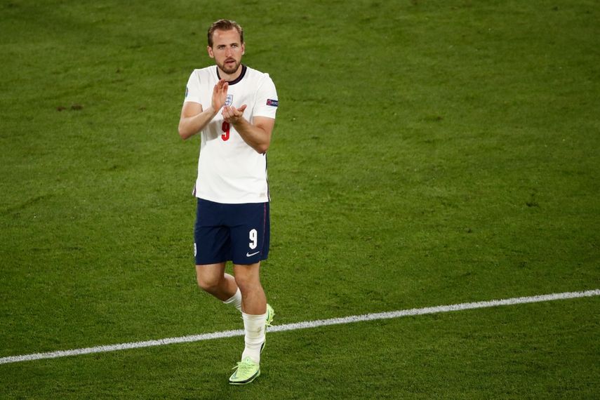 El delantero de Inglaterra Harry Kane, que anotó dos goles contra Ucrania en cuartos, celebra tras conseguir el pase a semifinales