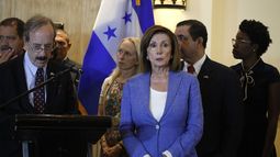 La presidenta de la Cámara de Representantes de Estados Unidos, Nancy Pelosi, atiende una conferencia de prensa en un hotel de Tegucigalpa, Honduras, el sábado 10 de agosto de 2019.