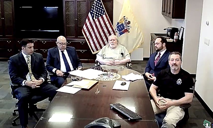 En esta imagen tomada durante una audiencia virtual en un tribunal de Nueva Jersey, Richard Cottingham (centro) se declara culpable, el martes 27 de abril de 2021.