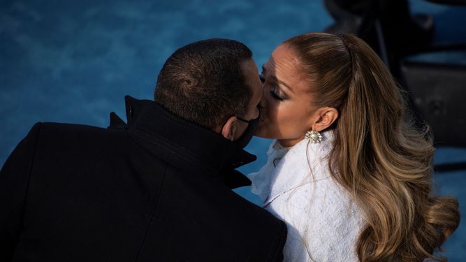 JLo besa a Alex Rodríguez después de actuar durante la toma de posesión de Joe Biden como el 46 presidente de los Estados Unidos.&nbsp;&nbsp;