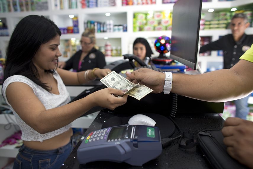 El pago en dólares en comercios se ha ido extendiendo en el territorio venezolano.