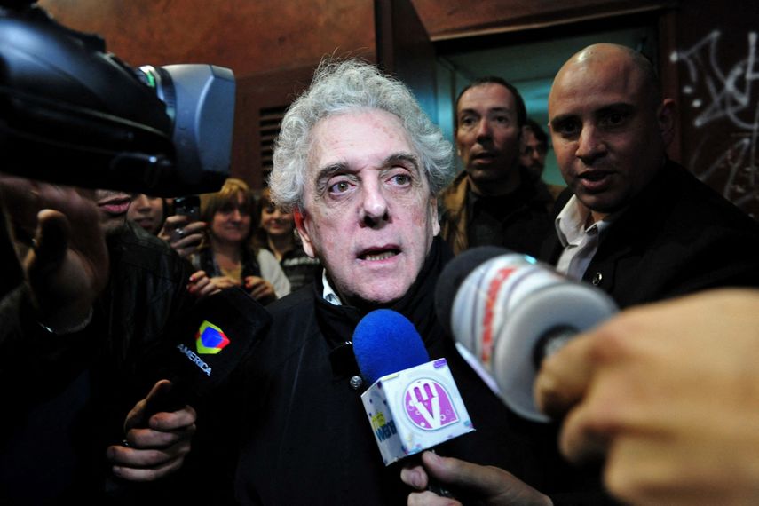 El actor argentino Antonio Gasalla sale de un teatro en Buenos Aires, la madrugada del 20 de mayo de 2012.