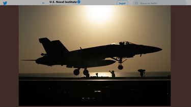 Fotografía publicada en Twitter el 31 de julio de 2019 por la cuenta oficial del Instituto Naval sobre el accidente de un avión caza que se estrelló en California.