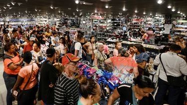 Fotografía del 30 de noviembre de 2019 de un grupo de personas que espera&nbsp;para pagar en una tienda en Sabana Grande Boulevard, en Caracas, donde se acepta la criptomoneda venezolana, petro.