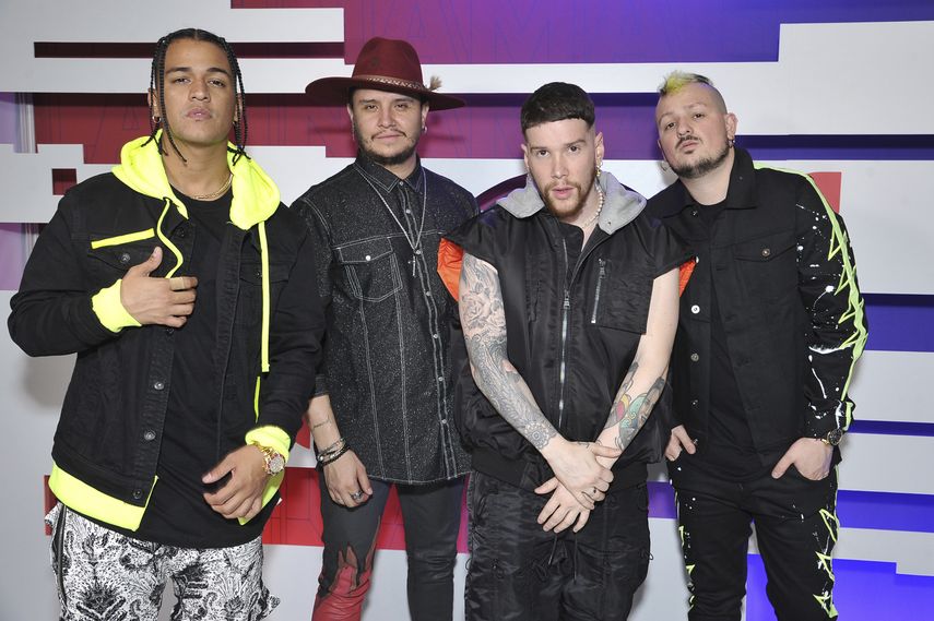Lorduy, from left, Juan David Huertas Clavijo, David Escobar Gallego, y Pablo Mejia Bermudez, de Piso 21, en los Latin American Music Awards de 2019.&nbsp;