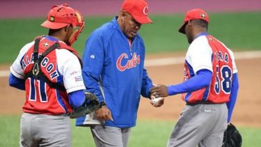 Víctor Mesa le retira la pelota al pitcher Yoanni Yera (CORTESÍA)