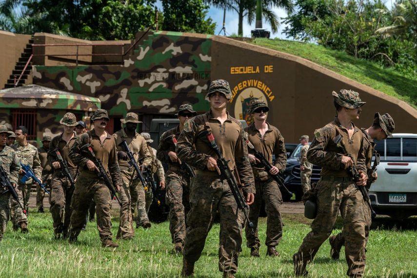 Militares panameños y estadounidenses participan en un entrenamiento de maniobras de supervivencia liderado por el Ejército de Estados Unidos en la Escuela de la Jungla de la antigua base militar estadounidense Sherman en Colón, Panamá, el 22 de octubre de 2025. (Foto de WALTER HURTADO / AFP).